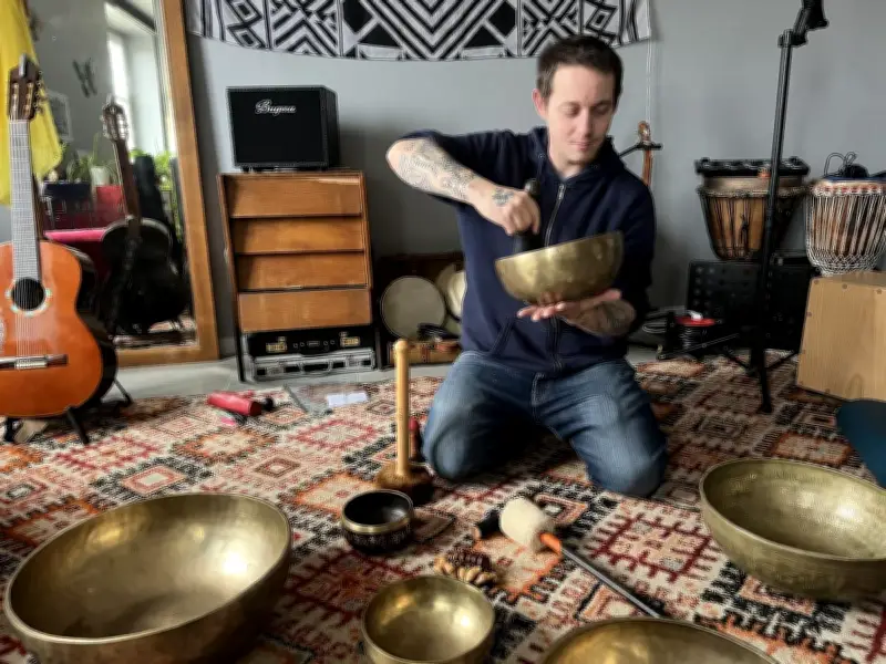 Fabien Lysiak, musicien à Pays-de-Belvès, promeut la sonothérapie avec des bols tibétains