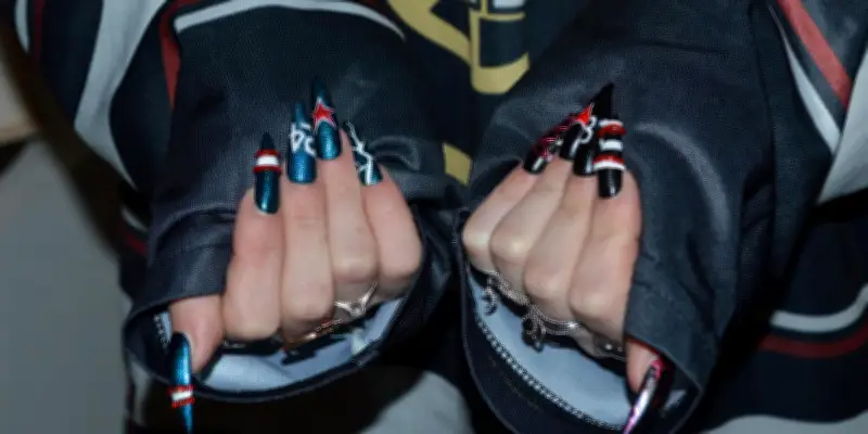 Fans de 'Heated Rivalry' envahissent une librairie parisienne pour célébrer la série gay de hockey