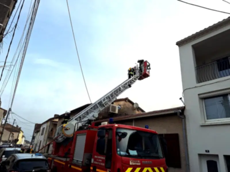 Incendie à Aiguillon : Trois personnes évacuées après un feu d'insert propagé au toit