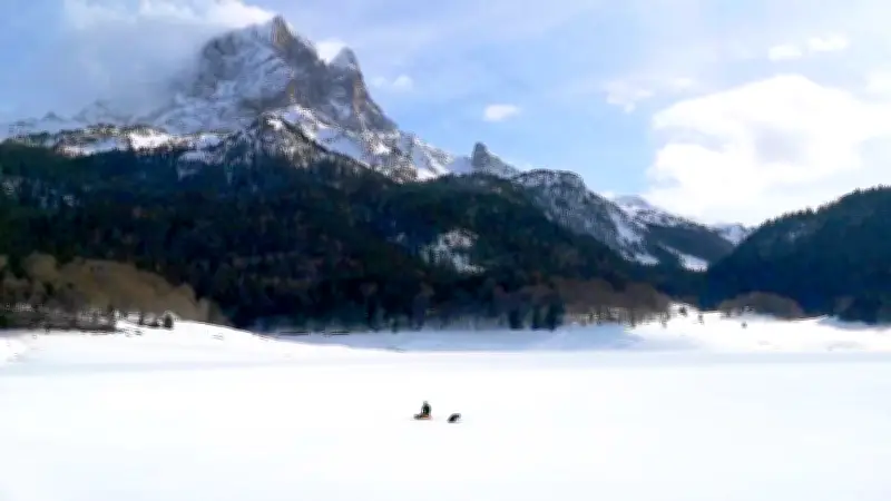 Jérémy Étienne, l'apnéiste qui plonge sous la glace pour étudier l'impact humain sur les lacs pyrénéens