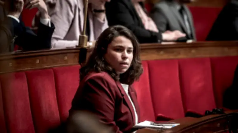 La députée Léa Balage El Mariky jette les amendements au sol pour dénoncer l'obstruction parlementaire