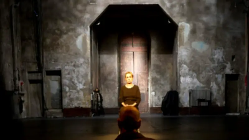 Sandrine Bonnaire illumine 'L'amante anglaise' au Cratère éphémère d'Alès