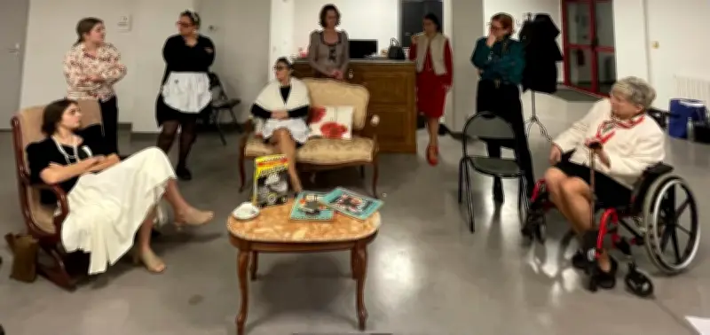 Scenitza présente sa comédie policière « Huit femmes » à l'espace Larreko de Guéthary