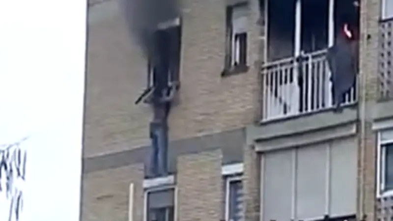 Séville : une femme sauvée du vide par sa voisine lors d'un incendie