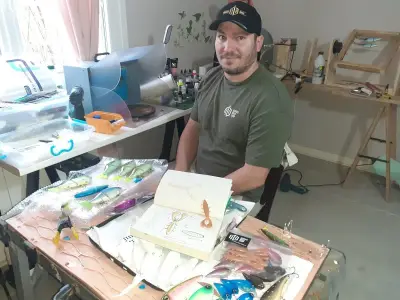 Alban Depres, artisan marandais, crée des leurres pour la pêche au black-bass