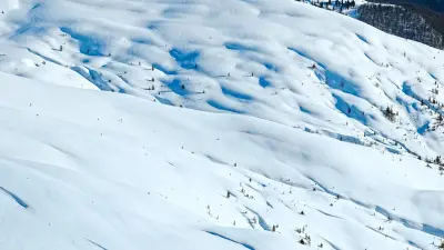 Avalanche aux Deux Alpes : un skieur de 59 ans décède après avoir été retrouvé en arrêt cardiaque sous la neige