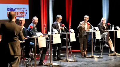 Débat municipal houleux à Béziers : cinq candidats s'affrontent avant les élections de 2026
