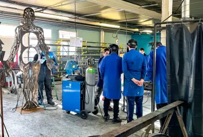 Des élèves métalliers créent des sculptures monumentales avec l'artiste Michel Batlle