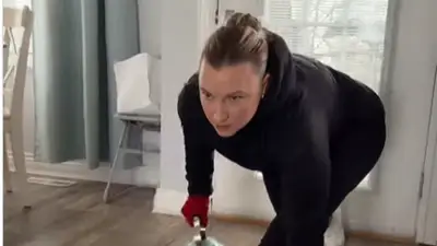 Jeux Olympiques Milan 2026 : le curling inspire des versions maison avec aspirateurs et théières