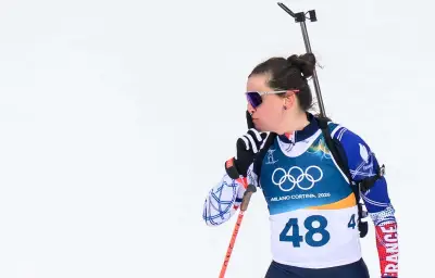 Julia Simon, championne olympique, exprime sa colère envers les médias après son triomphe