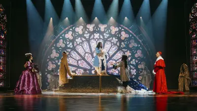 Le grand retour des comédies musicales en France : entre nostalgie et innovations scéniques