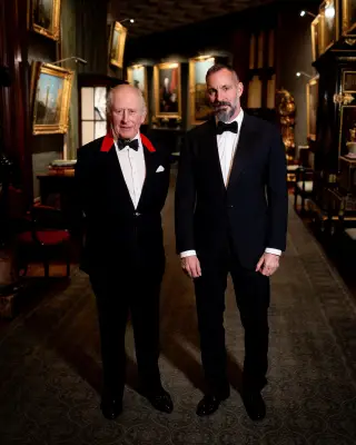 Le smoking en crise sur les tapis rouges : entre rébellion et traditions royales