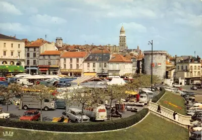 Place Francheville à Périgueux : l'histoire vibrante du cœur de la ville
