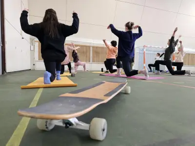 À Périgueux, l'association Yogasphalte fusionne yoga et skateboard