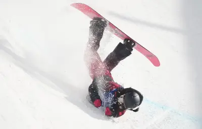 Snowboardeuse chinoise Liu Jiayu évacuée après une chute impressionnante aux JO