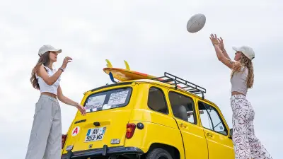 Stella et Léna au 4L Trophy avec leur 4L "Lasai" : un raid solidaire de Biarritz à Marrakech