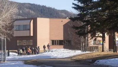 Tuerie de Tumbler Ridge : une suspecte transgenre de 18 ans, huit morts et des questions