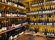 A Lot of Wine : la cave parisienne où côte de bœuf et vins rares font bon ménage