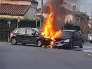 Accident spectaculaire à Bergerac : deux voitures entièrement calcinées sans victime