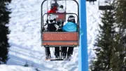 Adolescente suspendue à un télésiège au Québec après un coincement de capuche