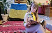 Anastasia, 11 ans, chante pour honorer les victimes de la guerre en Ukraine lors d'une cérémonie des scouts