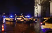 Attaque terroriste sous l'Arc de Triomphe : un gendarme visé, l'assaillant abattu