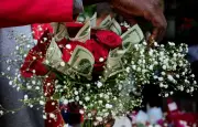 Au Kenya, offrir un bouquet de billets pour la Saint-Valentin risque la prison