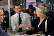 Au Salon de l'Agriculture, Le Pen et Bardella entre duo et passage de relais