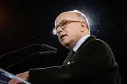 Bernard Cazeneuve refuse le duel RN-LFI et prône une alternative centriste
