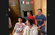 Biathlon : France et Norvège partagent un moment FIFA avant le relais olympique