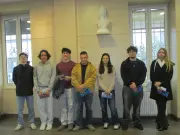 Biscarrosse : la maire remet cartes d'électeur à sept jeunes majeurs pour les encourager à l'engagement citoyen