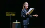 Carole Bouquet incarne les derniers jours de Samuel Paty au Théâtre Olympia