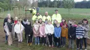 Cazouls-d'Hérault : les élèves plantent des arbres pour célébrer leur départ à l'école