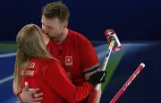 Curling aux JO 2026 : Quand les couples olympiques défient la glace et les émotions