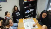 Des jeunes sourds découvrent les coulisses de Midi Libre à Mende lors d'une visite éducative