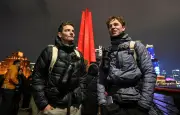 Deux Français achèvent un périple de 12 850 km à pied jusqu'à Shanghai