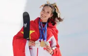 Eileen Gu triomphe à Milan-Cortina avec une médaille d'or teintée d'émotion