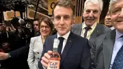Emmanuel Macron découvre le rosé Cap d’Agde des caves Richemer au salon Wine Paris