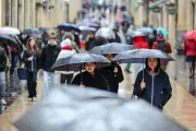 France : fin d'une série record de 40 jours de pluie, vigilance maintenue face aux crues