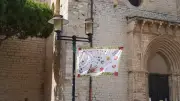 Frontignan : une exposition de drapeaux artistiques tissés par les habitants