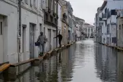 Inondations dans le Sud-Ouest : la décrue s'amorce lentement, l'alerte reste maximale