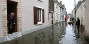 Inondations dans l'Ouest : quatre départements en vigilance rouge, un disparu dans le Maine-et-Loire