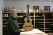 Jean-Luc Joie, luthier bordelais, présente sa guitare classique innovante après 40 ans de recherche