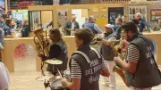 La Peña del Fuego bagnolaise anime le Salon de l'Agriculture avec ses musiques de feria