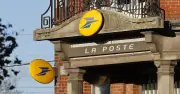La Poste en crise : le Danemark arrête la distribution du courrier, la France cherche sa voie