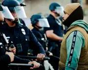 Le DHS traque les critiques de l'ICE sur les réseaux sociaux via les géants tech