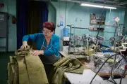 Les usines textiles ukrainiennes se reconvertissent en ateliers pour l'Europe malgré les pertes