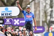 Mathieu Van der Poel triomphe au Circuit Het Nieuwsblad après un solo magistral