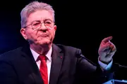Mélenchon contre-attaque après les critiques sur la Jeune Garde, divisant la gauche