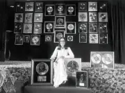 Nana Mouskouri : l'icône de la chanson se confie sur sa carrière et ses combats